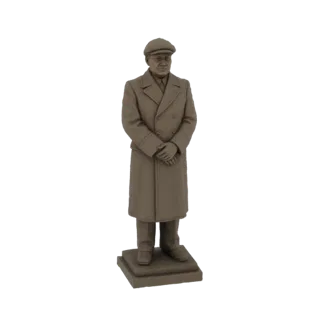 Мужчина в плаще и кепке