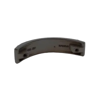 3D модель изогнутой металлической ручки с тиснением и крепежными отверстиями, представленная на белом фоне.