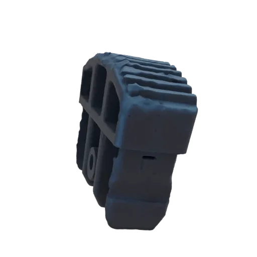 Рендер 3D модели темно-серого тактического адаптера приклада с ребристой верхней частью и видимыми точками крепления на черно