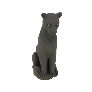 Рендер 3D модели матово-черной статуэтки пантеры, величественно сидящей с яркими золотыми глазами, на текстурированной подста