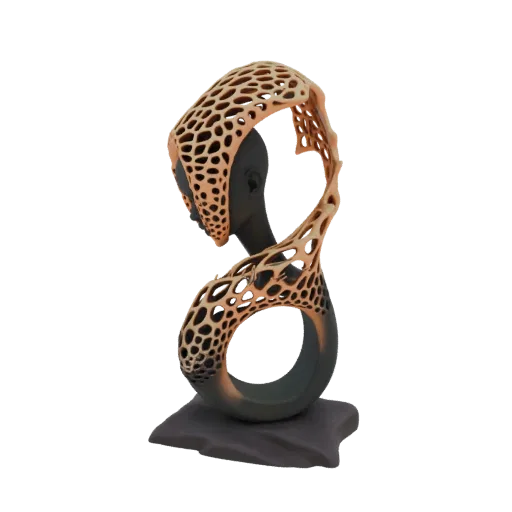 3D модель абстрактной органической скульптуры с бежевой решетчатой оболочкой поверх темного ядра, на темном основании.