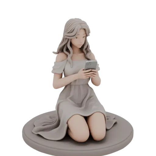 3D модель девушки в сером платье, сидящей на коленях и смотрящей в смартфон, на круглом основании.