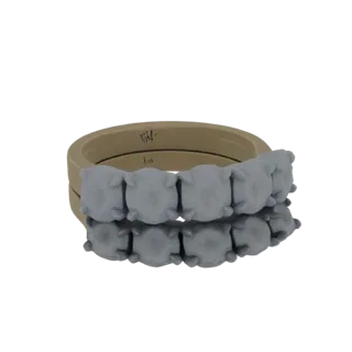3D модель бежевого браслета с рядом серо-квадратных камней, отражающихся на темной поверхности.
