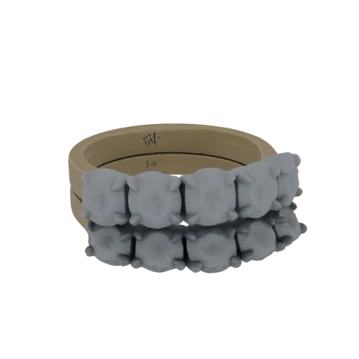 3D модель бежевого браслета с рядом серо-квадратных камней, отражающихся на темной поверхности.