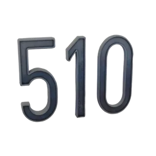 3D модель ажурной номерной таблички с цифрами "510", выполненная в темном металлическом цвете, на белом фоне.