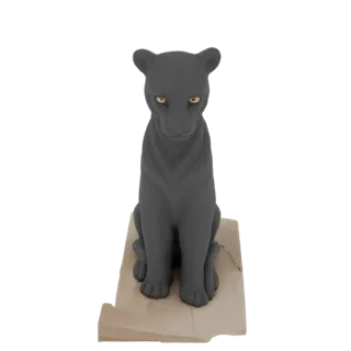 3D модель темно-серой пантеры, сидящей на текстурированном каменном основании, с золотыми глазами.