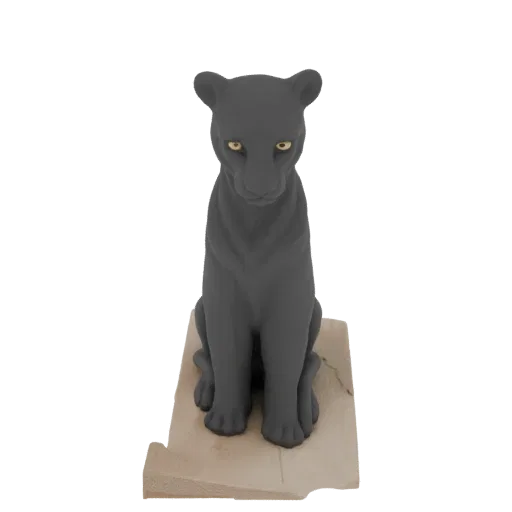 3D модель темно-серой пантеры, сидящей на текстурированном каменном основании, с золотыми глазами.