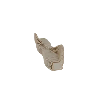 3D модель волнистой скамьи из слоеной древесины с отделкой под натуральное дерево, вид сбоку под небольшим углом.