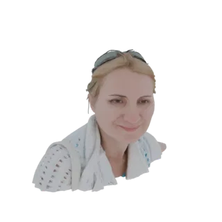 3D-модель блондинки в солнцезащитных очках и белом кардигане, нежно улыбающейся.