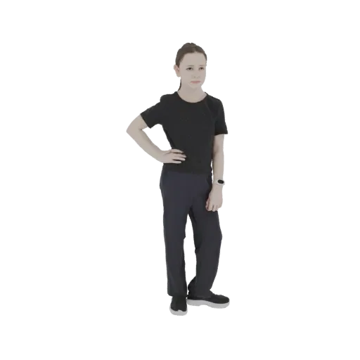 3D модель молодой женщины, стоящей, положив руку на бедро, одетой в темную футболку и темные брюки.