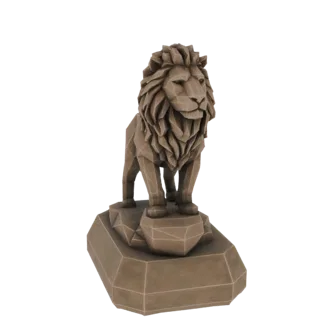 Низкополигональная 3D модель льва, гордо стоящего на скальном основании, в нейтральном коричневом тоне на белом фоне.
