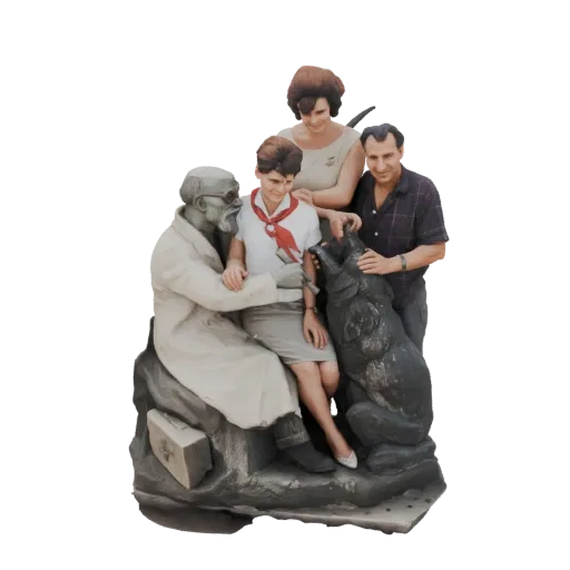 3D модель статуи, изображающей старшего, девочку, двух взрослых и собаку в теплой семейной позе.