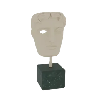 3D модель бюста маски БАФТА, стилизованное человеческое лицо с открытым глазом, установленное на темном квадратном основании
