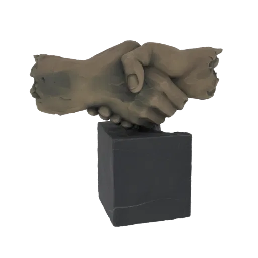 3D модель скульптуры рукопожатия под камень на темном кубическом основании, символизирующая согласие и партнерство.