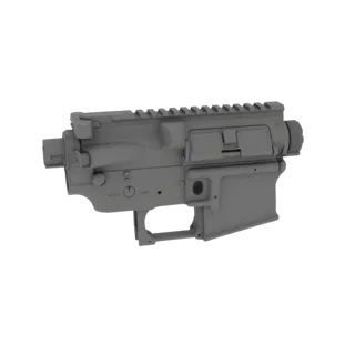 3D модель ствольной коробки AR-15, показанная сбоку под углом на белом фоне.