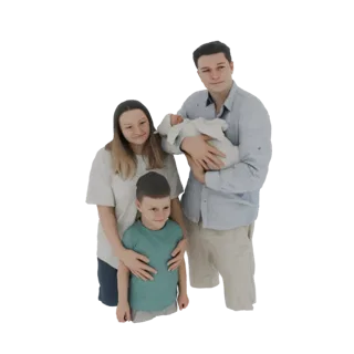 3D-модель семьи из четырех человек: отец держит новорожденного, мать стоит рядом, перед ними маленький сын.