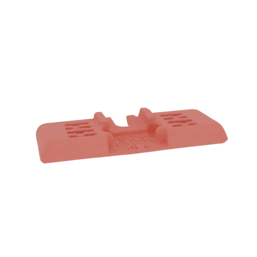 Розовый 3D-печатный соединительный кронштейн с текстурированными канавками и приподнятыми участками на черном фоне.