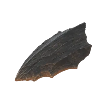 3D-модель зубчатого, темного осколка обсидиана с острыми краями и грубой, трещиноватой текстурой на белом фоне.