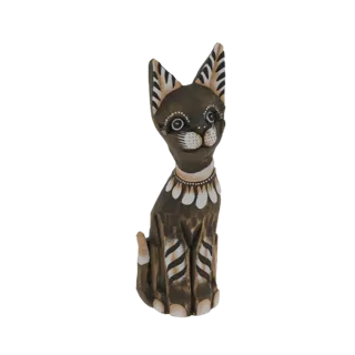 3D-модель темной резной деревянной фигурки кошки с нарисованными полосами и декоративным ошейником, сидящей прямо.