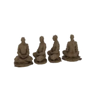 3D рендер четырех различных фигур, сидящих в позах медитации, с текстурированной, землистой поверхностью.
