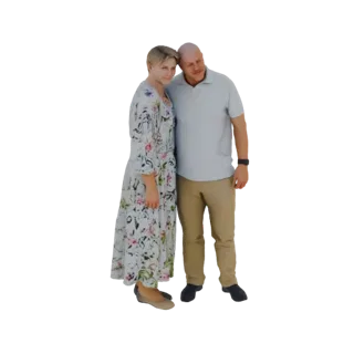 3D модель романтической пары в объятиях, мужчина положил голову на плечо женщины, оба нежно улыбаются.