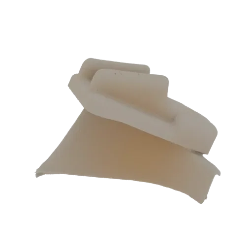3D модель абстрактной геометрической скульптуры с плавными изгибами и острыми плоскостями, в матовом, светло-бежевом цвете.