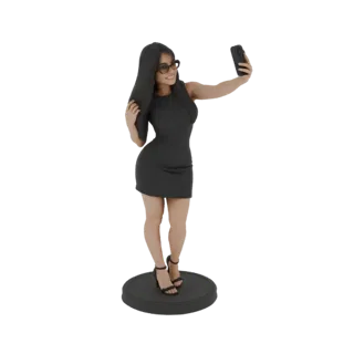 3D модель женщины в черном платье, делающей селфи с телефоном, стоящей на круглой подставке.