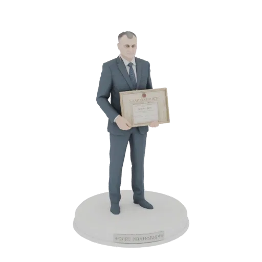 3D-модель мужчины в сером костюме и галстуке, стоящего на белом круглом основании и держащего обрамленный сертификат.