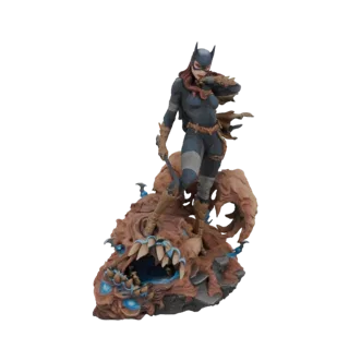 3D модель Бэтгёрл в тёмном костюме стоит на коричневой базе монстра с острыми зубами и синими светящимися глазами.