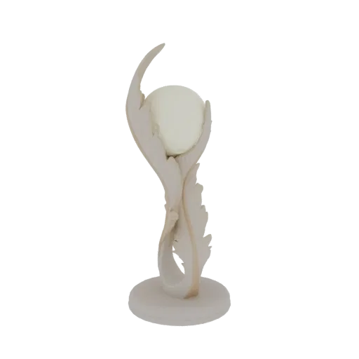 3D модель элегантной абстрактной скульптуры с плавными изогнутыми формами, обнимающими гладкий белый шар.