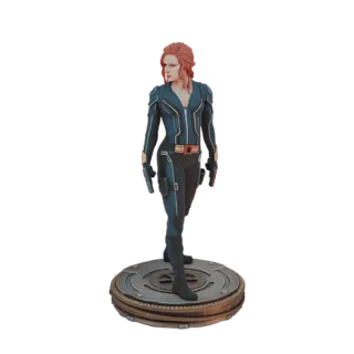 3D модель Черной Вдовы в черном тактическом костюме, с двумя пистолетами, стоящая на круглом основании.