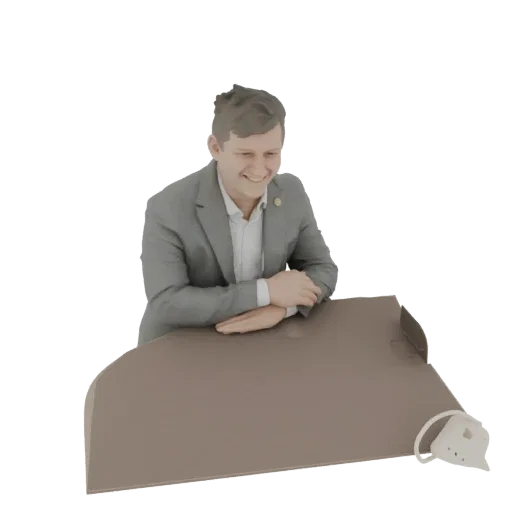 3D модель улыбающегося мужчины в сером костюме, опирающегося на стол, на белом фоне.