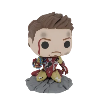 3D модель Железного Человека Funko Pop, поврежденного в бою, стоящего на коленях на скалистом основании, с видимыми поврежден
