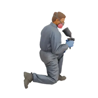 3D модель маляра на коленях, в сером комбинезоне и респираторе, с краскопультом.