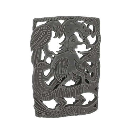 3D модель мифологического существа в рельефе, изображающая птицеподобного зверя, сражающегося со змеей и рыбой внизу.