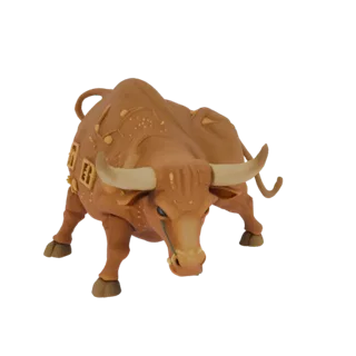 3D модель бронзового быка с золотыми узорами и вставками, стоящего в напряженной позе.