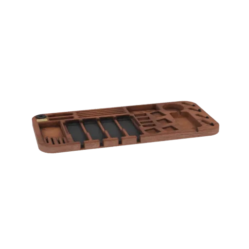 3D модель деревянного органайзера для стола с несколькими отделениями для ручек, телефонов и аксессуаров.