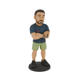 3D модель мускулистого мужчины со скрещенными руками, племенной татуировкой, темной футболкой и зелеными шортами, стоящего на