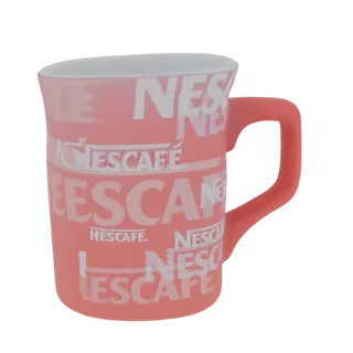 3D модель розовой кружки Nescafé с узором, белым интерьером и розовой ручкой.