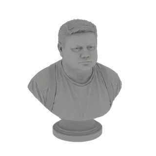 Рендер 3D модели серого бюста полного мужчины в футболке и подтяжках на круглой подставке.