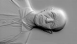 3D модель барельефа пожилого мужчины в рубашке, с выразительными морщинами и текстурой ткани.
