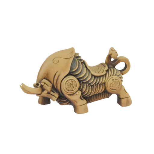 3D модель традиционной статуэтки китайского зодиака Бык с замысловатыми чешуйчатыми узорами и клыками, на белом фоне.