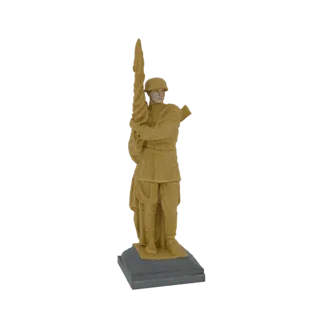 3D модель статуи советского солдата с флагом, выполненная из светло-коричневого материала на темно-сером основании.