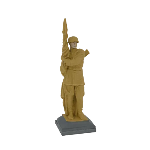 3D модель статуи советского солдата с флагом, выполненная из светло-коричневого материала на темно-сером основании.