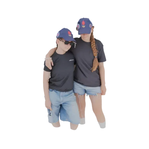 3D модель двух детей, мальчика и девочки, в одинаковых синих кепках и джинсовых шортах, обнимающихся.