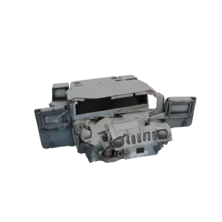 3D-модель сильно поврежденного переднего бампера Humvee со смятым капотом, погнутой решеткой и открытыми дверями.