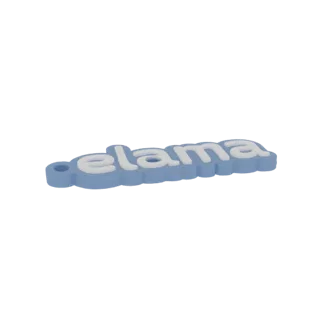 3D-рендер светло-голубого брелка-шарма со словом 'elama' белым цветом, с небольшой петлей для крепления.