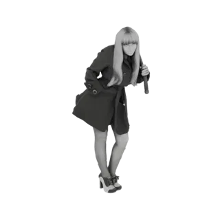 3D-модель модной женщины в тренче, наклонившейся и держащей зонт, на высоком каблуке.