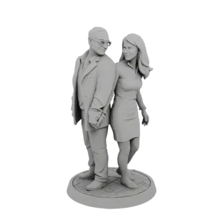 3D-модель пары, держащейся за руки, мужчина в очках и пиджаке, женщина в платье, стоящие на подставке с брусчаткой.
