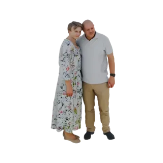 3D модель романтической пары, лысый мужчина обнимает женщину в платье с цветочным принтом, нежные объятия.